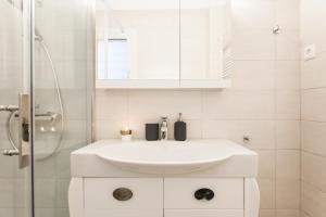 A bathroom at HIGHEND 2BDR Full APT/ IDEAL LOCATION (and Netflix) Még 27 kép