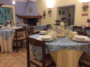 een eetkamer met tafels en stoelen met bloemen erop bij Agriturismo Il Portico in Penne