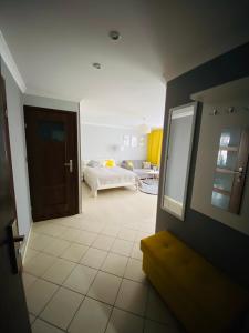 een kamer met een deur en een kamer met een woonkamer bij Apartament na Starówce III in Pszczyna