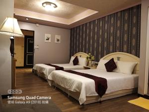 Postel nebo postele na pokoji v ubytování Guan Lun Hotel