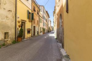 an empty street in an alley between buildings at Corte Navari - Italo's Home in Pietrasanta