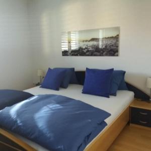 Tempat tidur dalam kamar di Attika Ferienwohnung Merk