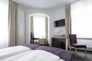 Ένα ή περισσότερα κρεβάτια σε δωμάτιο στο Hotel Lötschberg