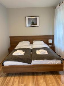 een slaapkamer met een bed met twee handdoeken erop bij Apartament CamInSki in Kudowa-Zdrój