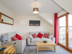 sala de estar con sofá y mesa en Riverview Apartment, en Inverness