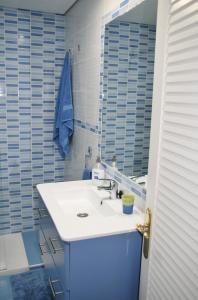 uma casa de banho com um lavatório branco e um espelho. em Costa del Sol, Puerto de la Duquesa em Castillo de Sabinillas