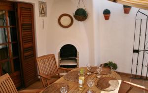 uma sala de jantar com uma mesa com copos de vinho em Costa del Sol, Puerto de la Duquesa em Castillo de Sabinillas