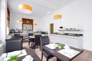 Η κουζίνα ή μικρή κουζίνα στο Hotel Lötschberg