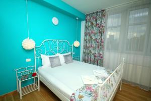 ティミショアラにあるStudio Cozy 24の青い壁のベッドルーム(ベッド1台付)