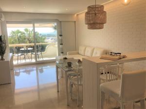 a kitchen and living room with a table and chairs at Mediterraneo Sitges in Sitges