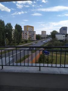 einen Balkon mit Blick auf eine Stadtstraße in der Unterkunft Dom gościnny Zosia in Świnoujście