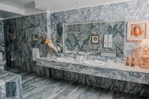 een badkamer met 2 wastafels en een grote spiegel bij Challet Fonte Nova in Alcobaça