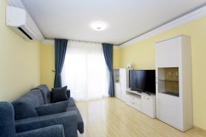 sala de estar con sofá y TV en Two Bedroom Apartment La Manga en La Manga del Mar Menor