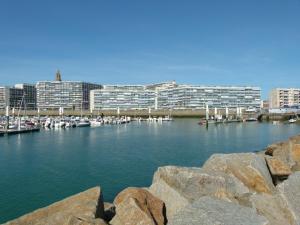 - une vue sur un port avec des bateaux et des bâtiments dans l'établissement Vivez Le Havre ! Studio en Résidence bord de mer - Port de plaisance - 3 Etoiles, au Havre