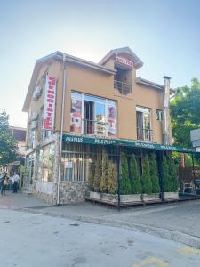 un edificio al lado de una calle en PRENOCISTE BAMBI, en Vranje