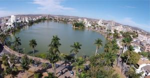 een grote hoeveelheid water met palmbomen en gebouwen bij Kitnet - Apart Hotel 2 in Sete Lagoas