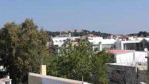 un grupo de edificios en una ciudad con árboles en City View Apartment, en Mytilini