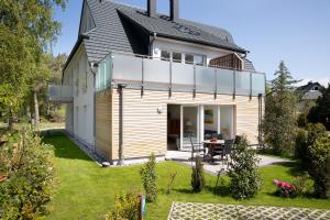 een huis met een groot terras aan de zijkant bij DÜNE-9 in Dierhagen-Strand in Dierhagen