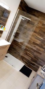 a bathroom with a wooden floor in a room at Le cosy de sarah in Bordeaux-Saint-Clair