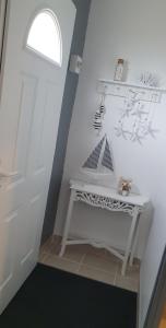 a white door with a white table in a room at Le cosy de sarah in Bordeaux-Saint-Clair