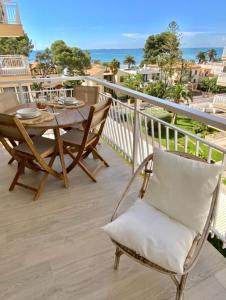 a balcony with a table and chairs and the ocean at Hogar en Benicasim in Benicàssim