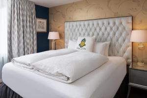 Postel nebo postele na pokoji v ubytování Staypineapple, Hotel Rose, Downtown Portland