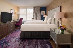 een hotelkamer met een groot bed en een flatscreen-tv bij Staypineapple, Hotel Rose, Downtown Portland in Portland
