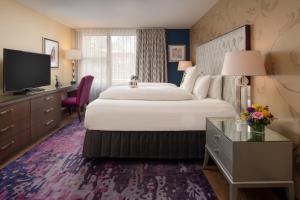 Postel nebo postele na pokoji v ubytování Staypineapple, Hotel Rose, Downtown Portland + 37 fotografií