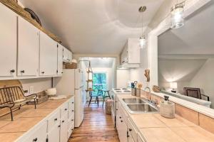 Una cocina o cocineta en Upscale Rustic Duplex on Stream, Near Blowing Rock