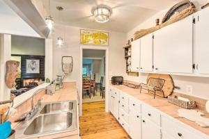 Una cocina o cocineta en Upscale Rustic Duplex on Stream, Near Blowing Rock