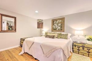 Una cama o camas en una habitación de Upscale Rustic Duplex on Stream, Near Blowing Rock