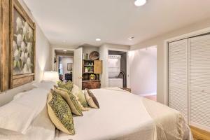 Una cama o camas en una habitación de Upscale Rustic Duplex on Stream, Near Blowing Rock