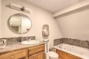 Un baño de Upscale Rustic Duplex on Stream, Near Blowing Rock