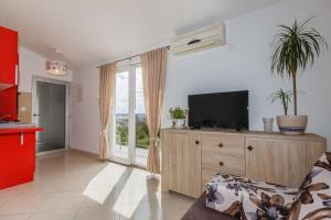 Televízia a/alebo spoločenská miestnosť v ubytovaní Holiday Home Chester with Heated Pool