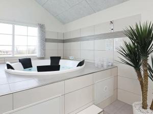 Koupelna v ubytování 26 person holiday home in Fr rup