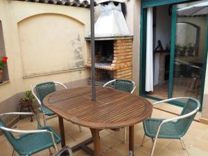 Une table et des chaises en bois sont disponibles sur la terrasse. dans l'établissement Casa De Nohales, à Nohales