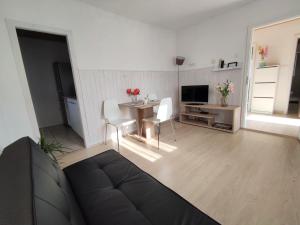 salon z kanapą i stołem w obiekcie Apartman Josip w mieście Garica