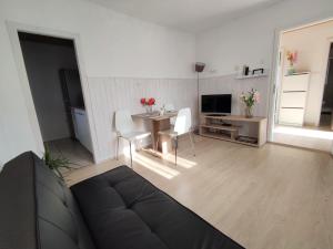 ein Wohnzimmer mit einem Sofa und einem Tisch in der Unterkunft Apartman Josip in Garica