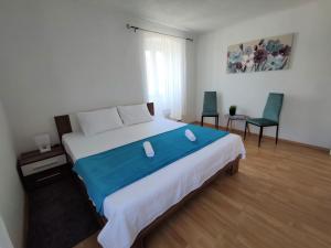 sypialnia z dużym łóżkiem i dwoma krzesłami w obiekcie Apartman Josip w mieście Garica