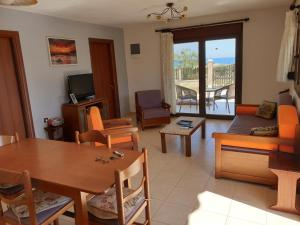 Μια τηλεόραση ή/και κέντρο ψυχαγωγίας στο Halkidiki Holy East House