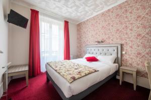 sypialnia z dużym łóżkiem z czerwonymi zasłonami w obiekcie Royal Hotel Versailles w Wersalu