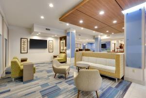 Predel za sedenje v nastanitvi Holiday Inn Express & Suites Dallas NW - Farmers Branch, an IHG Hotel