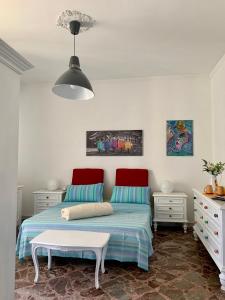 1 dormitorio con 1 cama con cabecero rojo en Larala', en Lecce