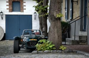 um pequeno carro estacionado ao lado de uma árvore em Onder de Linde B&B em Valkenburg