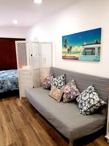 - un salon avec un canapé et des oreillers dans l'établissement Sea, Sand & Sun Beach Flat, à Albufeira