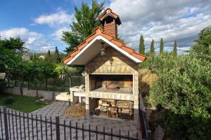 Vonkajšia záhrada v ubytovaní Villa with a heated Pool near Split with Magnificent View