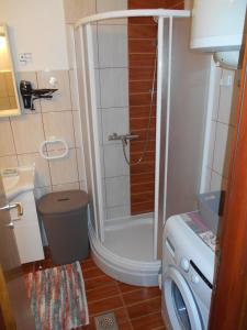 een kleine badkamer met een douche en een toilet bij Maremy in Zadar