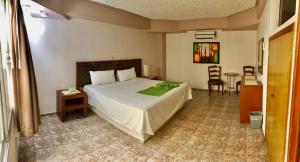 Postel nebo postele na pokoji v ubytování Hotel del Camino Real