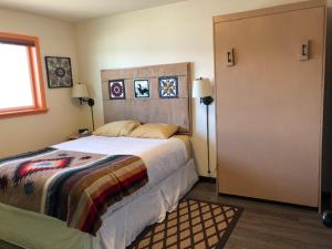 1 dormitorio con 1 cama grande y puerta corredera en Alaska's Point of View, en Seward