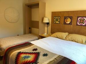 una camera d'albergo con due letti e una lampada di Alaska's Point of View a Seward